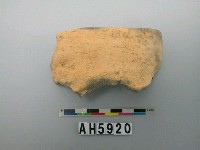 藏品(淺褐色夾砂素面陶)的圖片